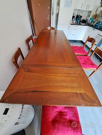 Tavolo in legno con 6 sedie.