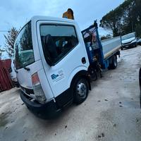 Nissan cabstar con gru