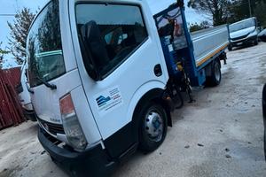 Nissan cabstar con gru