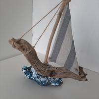 barchetta a vela con legni di mare