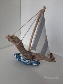 barchetta a vela con legni di mare