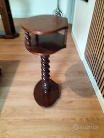 Tavolino in legno altezza cm 80.