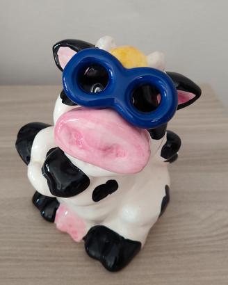 Salvadanaio in ceramica a forma di mucca 