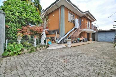 VILLA SINGOLA A LIVORNO FERRARIS