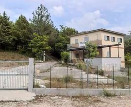 Locale commerciale con ampio piazzale
