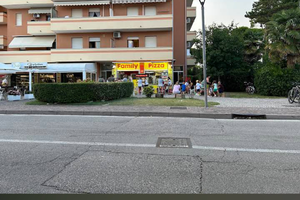 Una pizzeria d'apporto in zona di forte passaggio