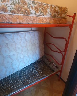 letto a castello in metallo