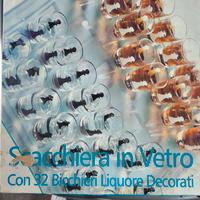 Scacchiera in vetro con bicchierini vintage