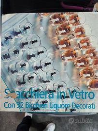Scacchiera in vetro con bicchierini vintage