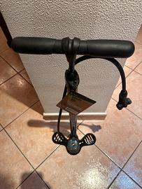 Pompa per bicicletta a colonna