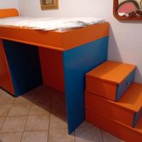 Letto a soppalco arancione e blu.
