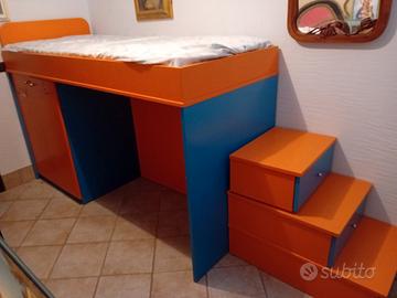 Letto a soppalco arancione e blu.