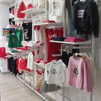 elementi da pareti con mensole e 2 tavoli