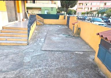 Viale Colombo locale commerciale con cortile