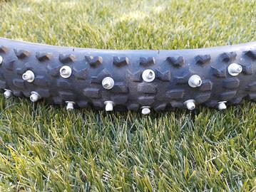 Copertoni MTB tassellati e "chiodati"