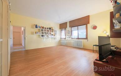 AMPIO 5 LOCALI CON 2 BAGNI, CANTINA E GARAGE AL PA