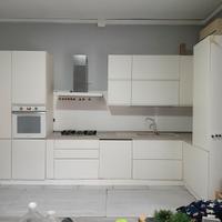 cucina e tavolo con sedie