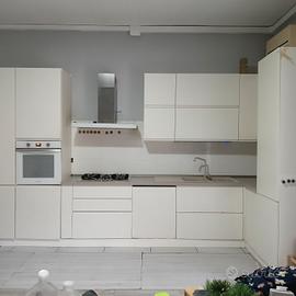 cucina e tavolo con sedie