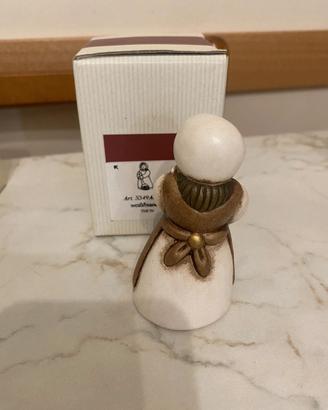 Thun donna con scopa del presepe 