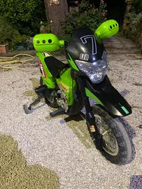Moto elettrica per bambini con rotelle