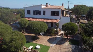 Porto Istana - bifamiliare con vista mare e giardi