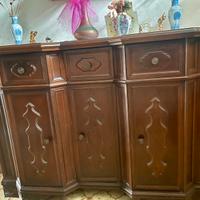 Mobiletto in legno con rilievi