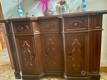 Mobiletto in legno con rilievi