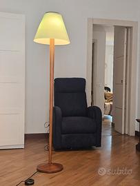 lampada piantana con  elegante paralume in vetro a