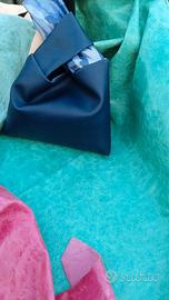pochette da polso in vera pelle.