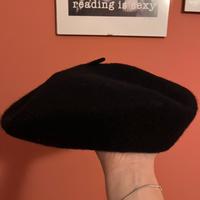 Cappello nero alla francese