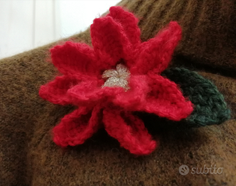 Spilla con Stella di Natale all'uncinetto
