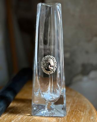 Vaso in vetro con medaglione donna