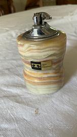 Accendino in marmo vecchio