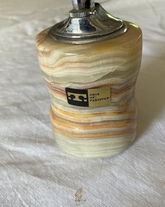 Accendino in marmo vecchio