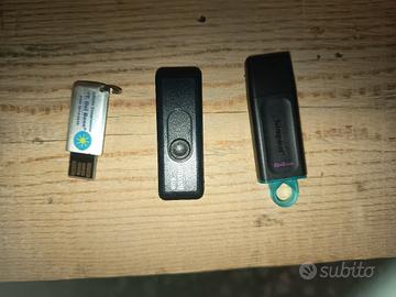 tre chiavette USB 4 GB 4 GB e 64 gb