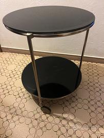 Tavolino con piani in vetro e ruote