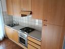 cucina-lineare-piano-in-marmo-con-elettrodomestici