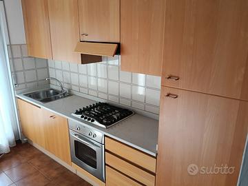 Cucina lineare piano in marmo con elettrodomestici