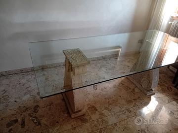 Tavolo di vetro con supporti in pietra