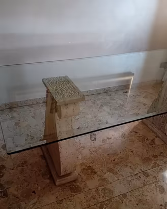Tavolo di vetro con supporti in pietra