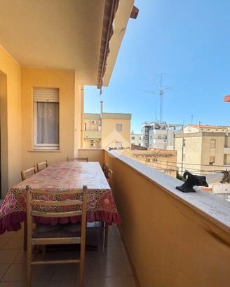 Trilocale con terrazza, viale Sardegna