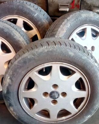 Pneumatici estivi 165/70 r14 con cerchi in lega
