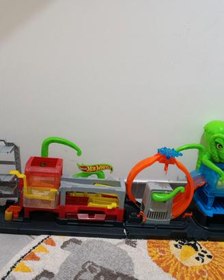 Pista hotwheels polipo con macchina cambia colore