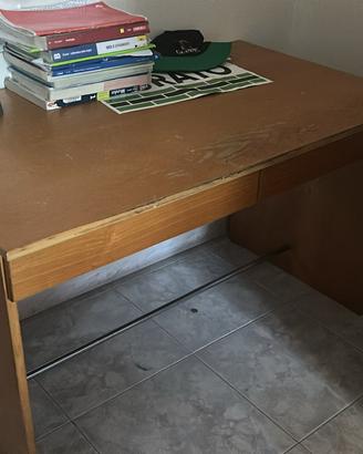 Scrivania con due cassetti