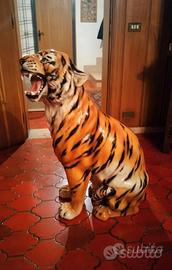Tigre gigante seduta in ceramica colorata