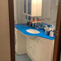 MOBILE BAGNO IN LEGNO MASSELLO CON RIPIANO IN CRIS