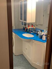 MOBILE BAGNO IN LEGNO MASSELLO CON RIPIANO IN CRIS