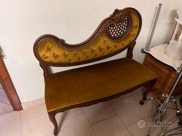 Poltroncina a due posti in stile classico
