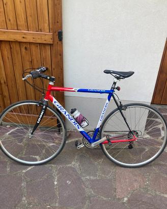 Bicicletta assemblata su telaio grandis