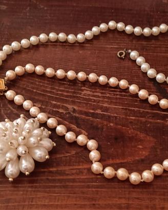 Set composto da 2 collane di perle +spilla